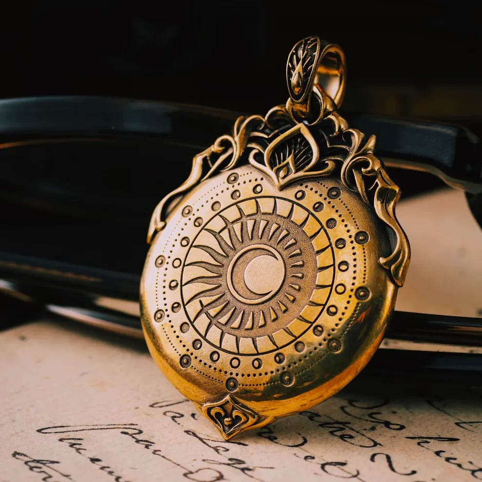 🔮 Handcrafted Tarot Eye Pendant – A Symbol of Intuition & Insight